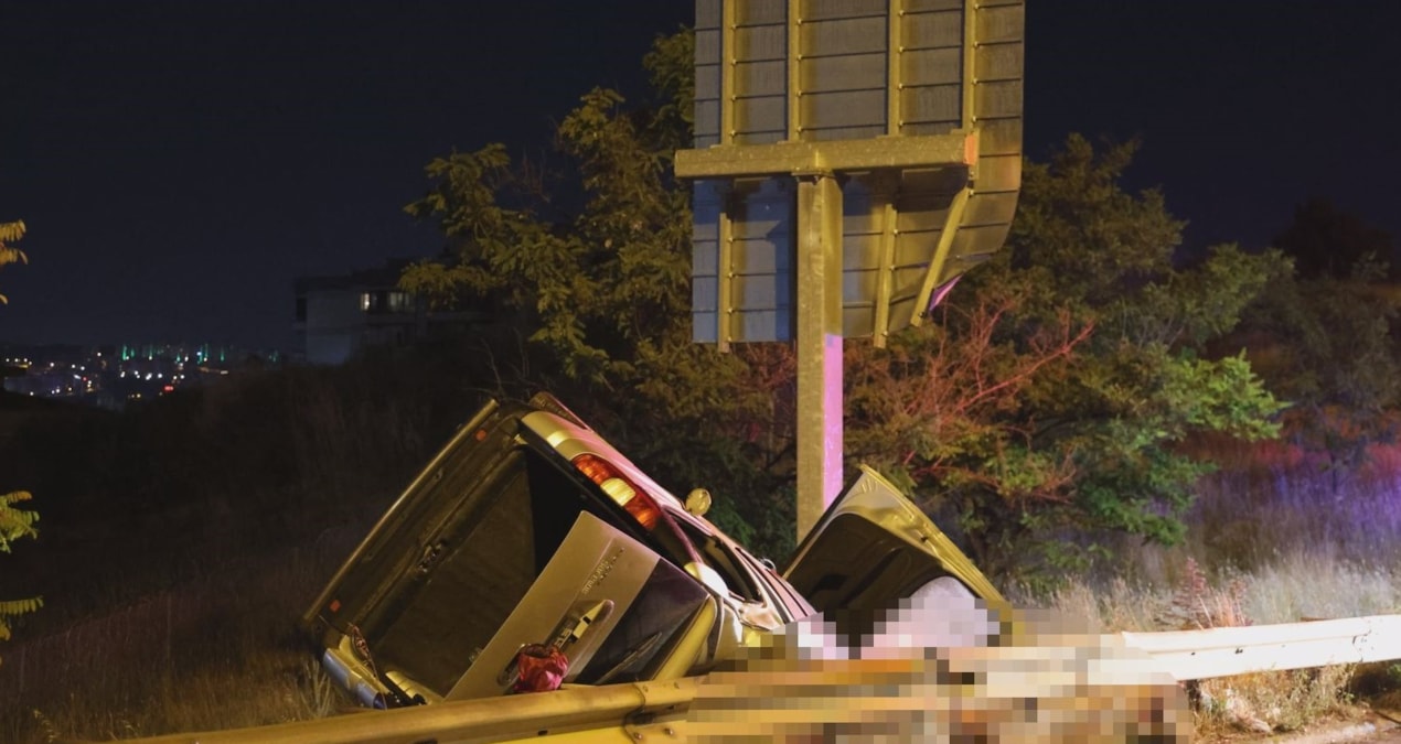 İzmir'de şarampole devrilen hafif ticari araçtaki 2 kişi öldü - En Son Haber