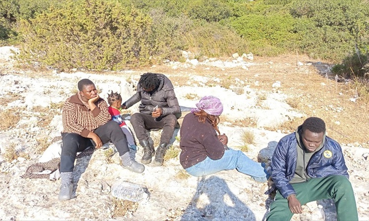 İzmir Seferihisar'da 1'i çocuk 9 düzensiz göçmen yakalandı, Göç İdaresi'ne gönderildi - Son Dakika Bilgileri