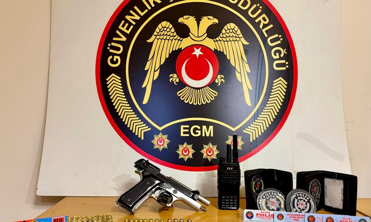 İzmir'de silah teşhiri yapan şüpheli yakalanarak gözaltına sevk edildi, 8 kokart ele geçirildi | İşte Tüm Ayrı