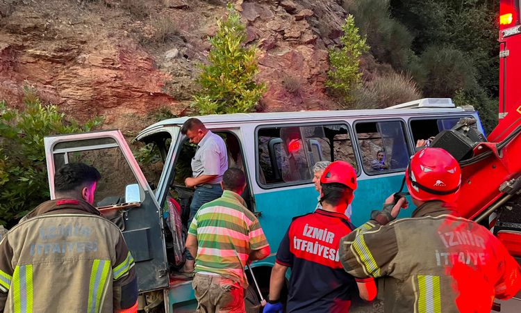 Ayrıntılar Netleşti: İzmir’de tarım işçilerini taşıyan minibüs kaza yaptı: 1 ölü, 8 yaralı - Son Dakika | İşte