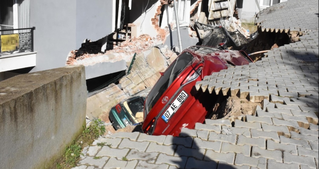 İzmir’de toprak kayması; 2 bina ve 7 araç zarar gördü - Son Dakika Haberleri ve Merak Edilenler