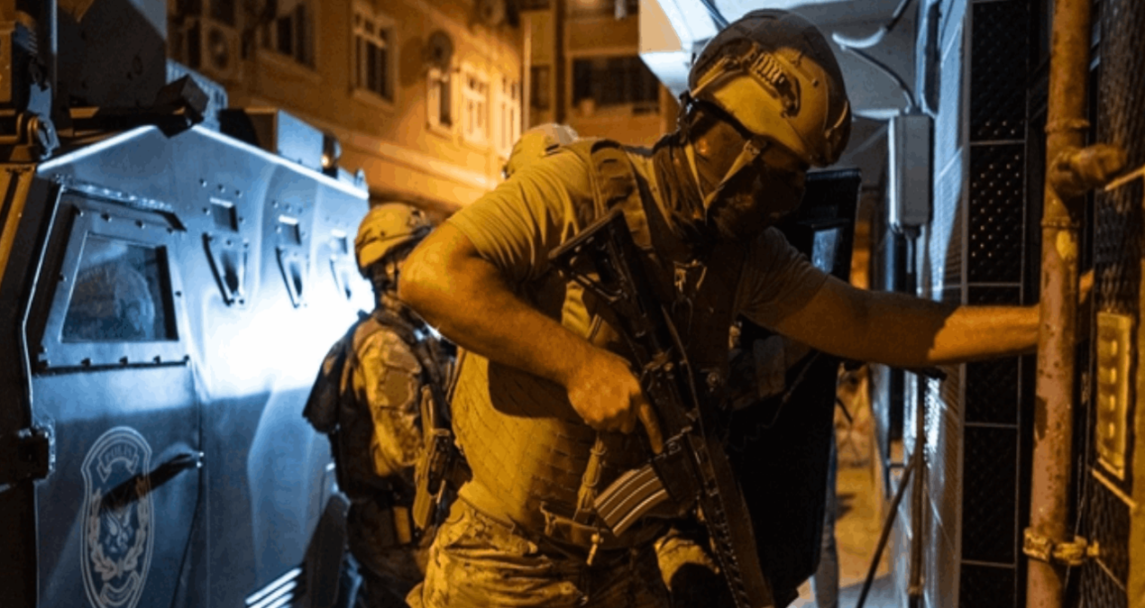 İzmir'de uyuşturucu operasyonu: 18 kişi hakkında tutuklama kararı verildi - Son Dakika
