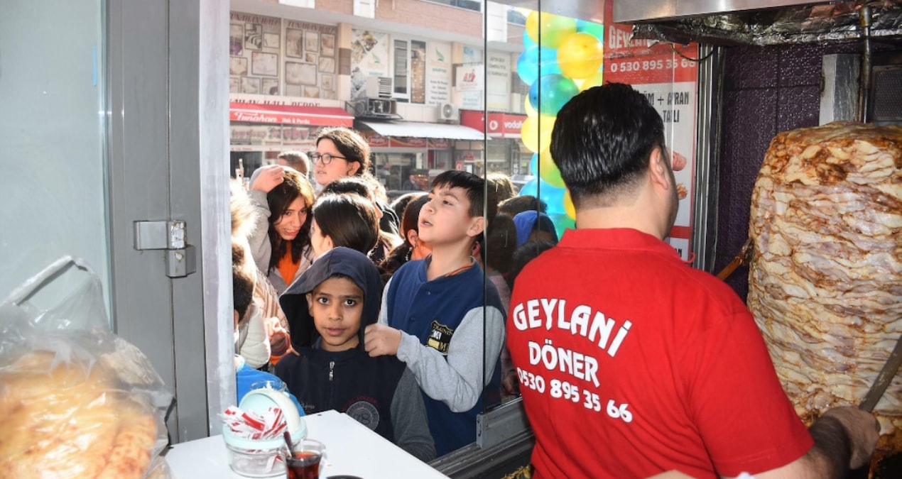 Ayrıntılar Netleşti: İzmirli dönerci, Sadettin Saran’a verdiği sözü tuttu - Son Dakika Haberleri: Gelişmeler T