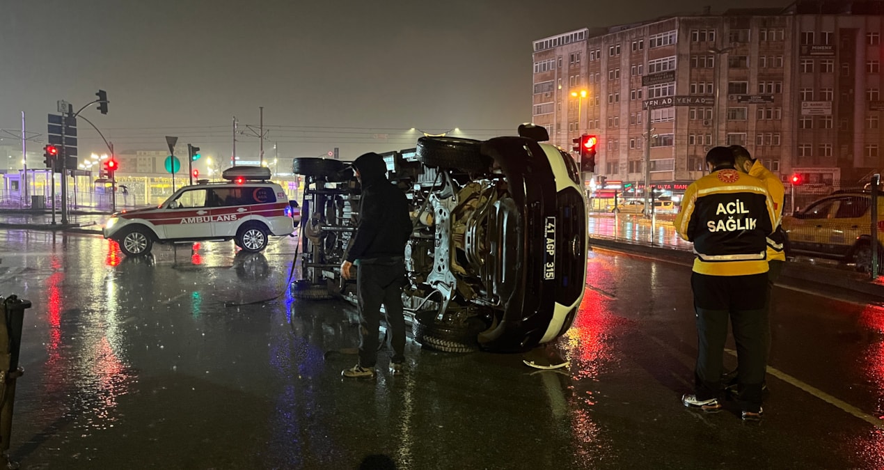 İzmit’te ambulans ile minibüs çarpıştı: 6 yaralı - Haberleri: Gelişmeler Takip Ediliyor