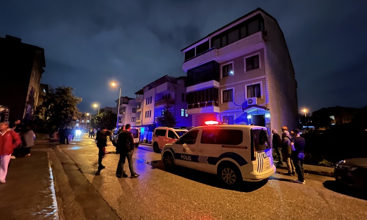 İzmit'te temel kazısı sonrası toprak kayması 2 binanın boşaltılmasına neden oldu - Son Dakika Bilgileri