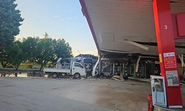 A coal-laden truck crashed into a gas station in Iznik: 1 dead - Last Minute