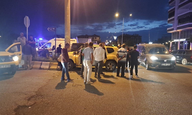 Iğdır'da kavşakta iki ticari araç kafa kafaya çarpıştı, 1 sürücü yaralandı: Gelişmeler Takip Ediliyor