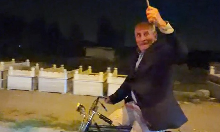 Iğdırlı gurbetçi, konvoya bisikletiyle katılan emekliye bisiklet hediye etti