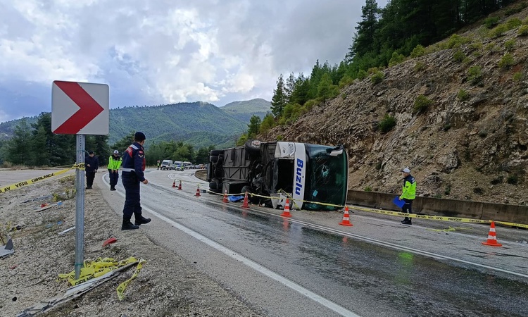 Isparta-Antalya yolunda devrilen otobüste yedek şoför öldü, 8 kişi yaralandı: Gelişmeler Takip Ediliyor