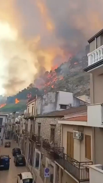 Gündemden Son Bilgiler: İtalya'nın Sicilya Adası'ndaki orman yangını bir beldeyi tehdit ediyor