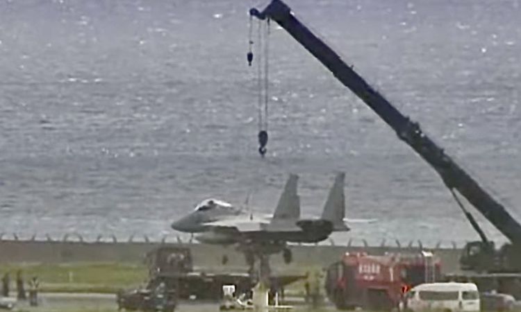 Son Gelişme: Japonya'da F-15 acil inişte pistte yan yattı - Son Dakika: Gelişmeler Takip Ediliyor