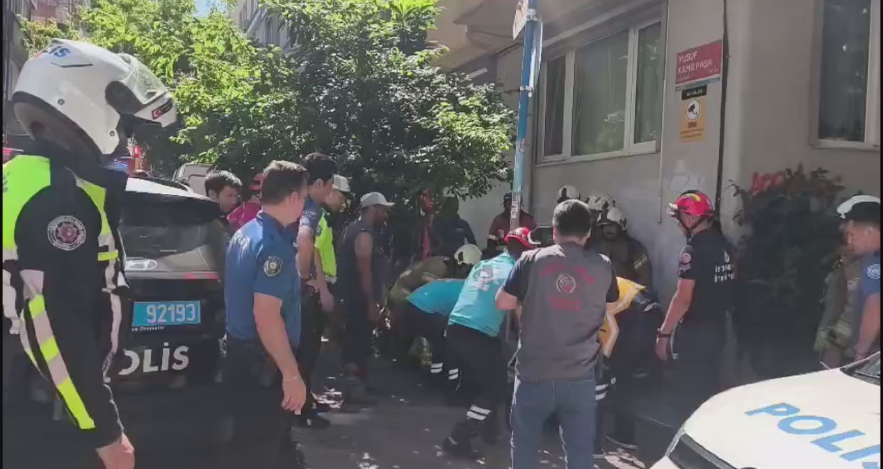 Son Gelişme: Kadıköy'de bina çöktü! İki işçi göçük altından kurtarıldı - Haberleri: Gelişmeler Takip Ediliyor