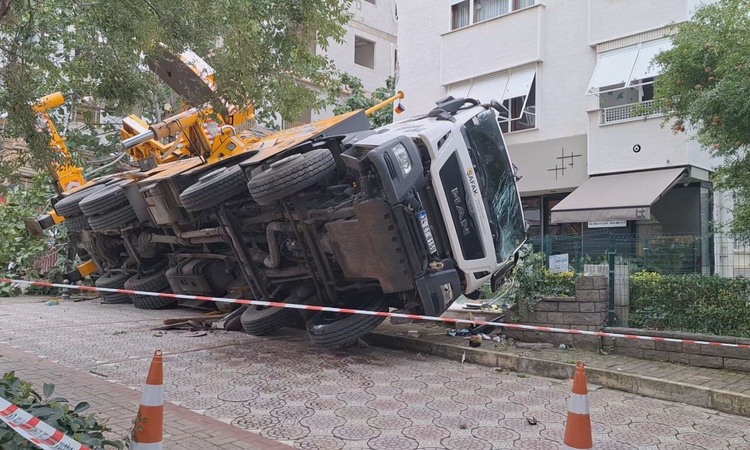Kadıköy'de devrilen vinç 11 katlı binaya çarptı - Son Dakika Bilgileri