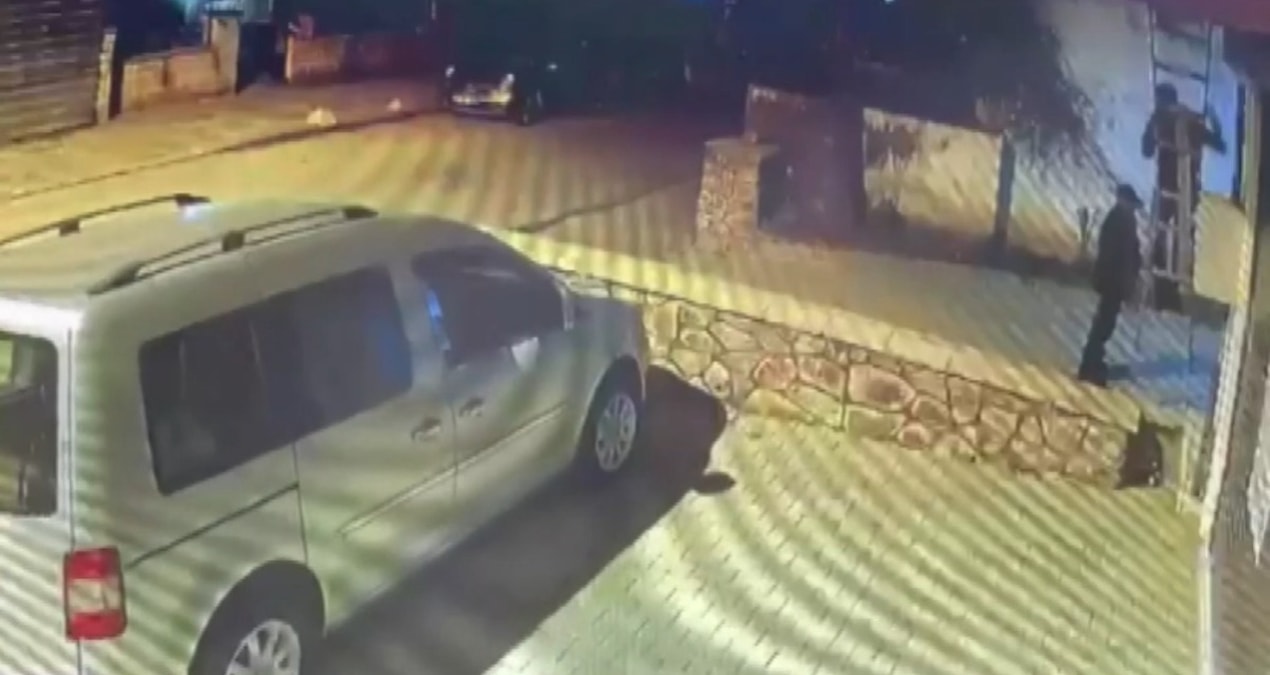 Son Gelişme: Kadıköy’de "merdivenli" dehşet: Yaşlı kadını bağlayıp kasayı boşalttılar! - Son Dakika