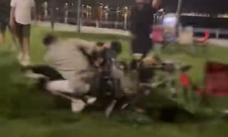 Fight with sticks and fists in Kadıköy was caught on camera - Breaking News