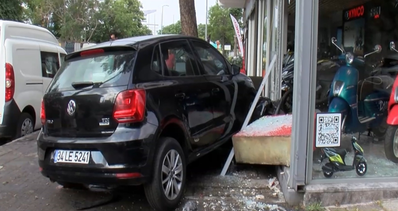 The car whose driver lost control of the steering wheel entered the shop in Kadıköy - Last Minute