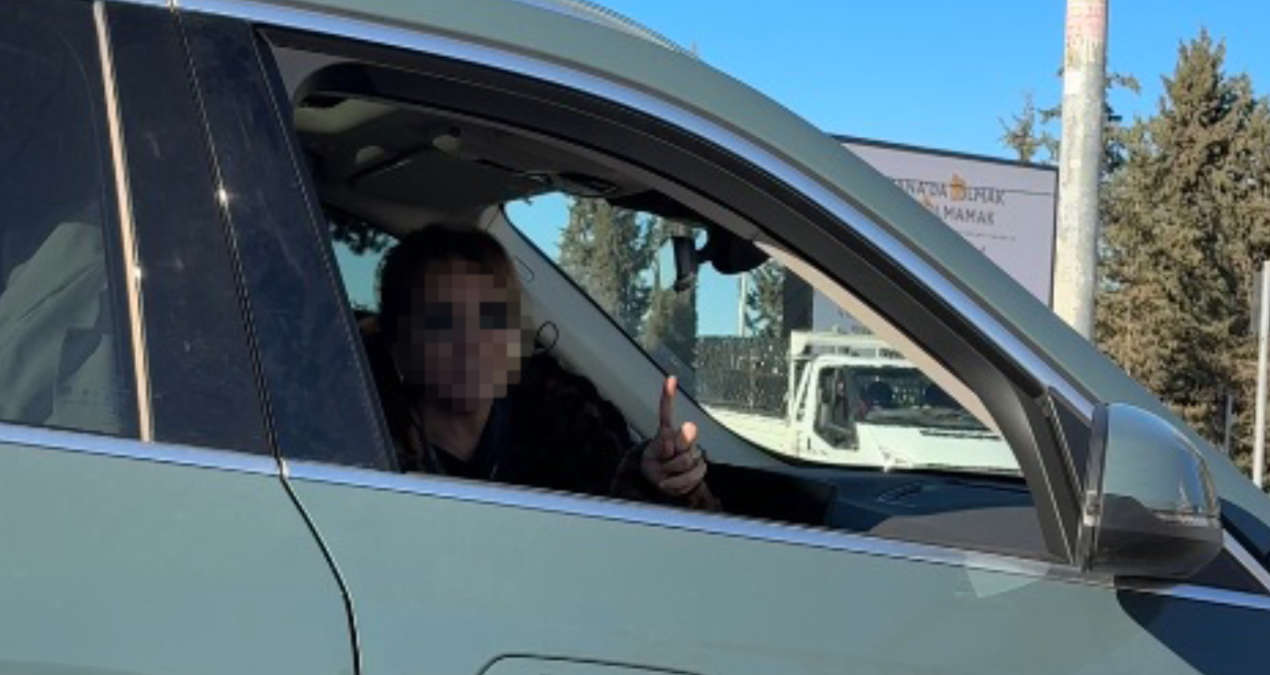 Sıcak Gündem: Kadın ve erkek sürücülerden trafikte küfürlü tartışma - Son Dakika - Son Dakika Bilgileri