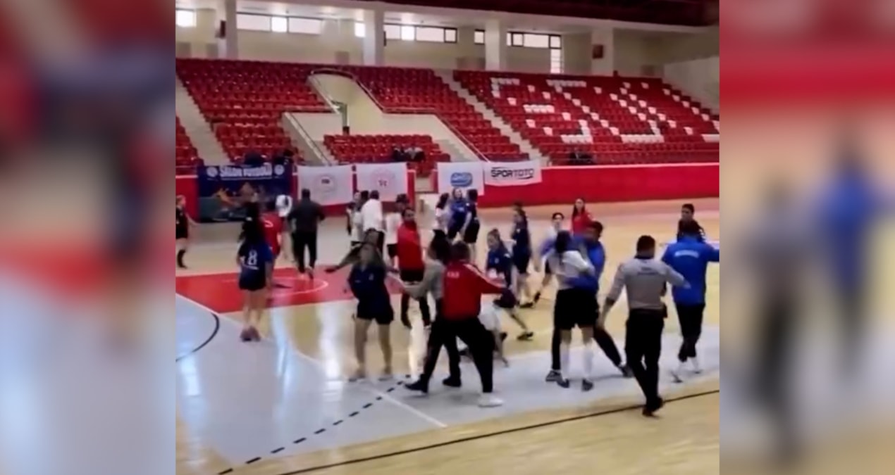 Sıcak Gündem: Kadın futbolcuların kavgası erkekleri bile gölgede bıraktı! Tekme yumruk giriştiler - Son Dakika