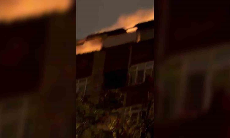 Kağıthane'de 5 katlı binanın çatısını saran yangın 1 saatlik müdahaleyle söndürüldü