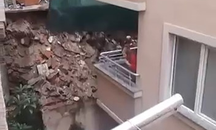 Kağıthane Gültepe'de sağanak sonrası evin istinat duvarı çöktü, hasar oluştu - Son Dakika Bilgileri
