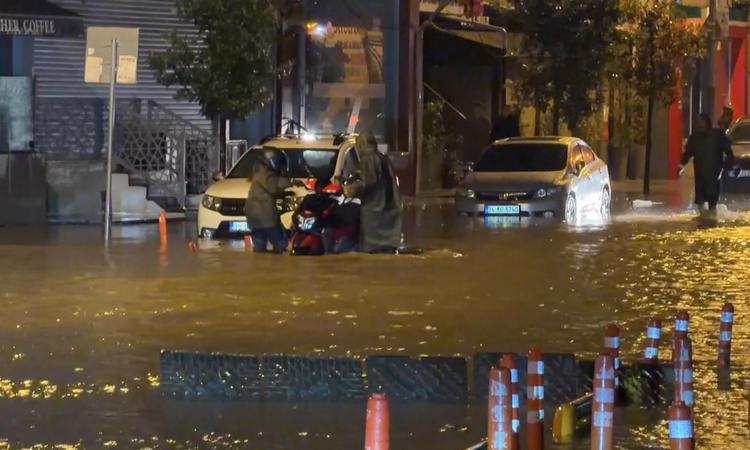 Kağıthane’de yasağa rağmen trafiğe çıkan motosikletliler suyla kaplanan yolda kaldı