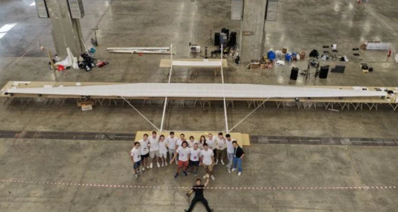 They broke a record by flying a giant plane they made from paper - Last Minute