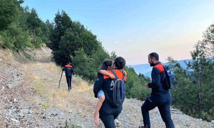 Gündemden Son Bilgiler: Kahramanmaraş’ta araçta mahsur kalan baba ve kızı kurtarıldı - Haberleri