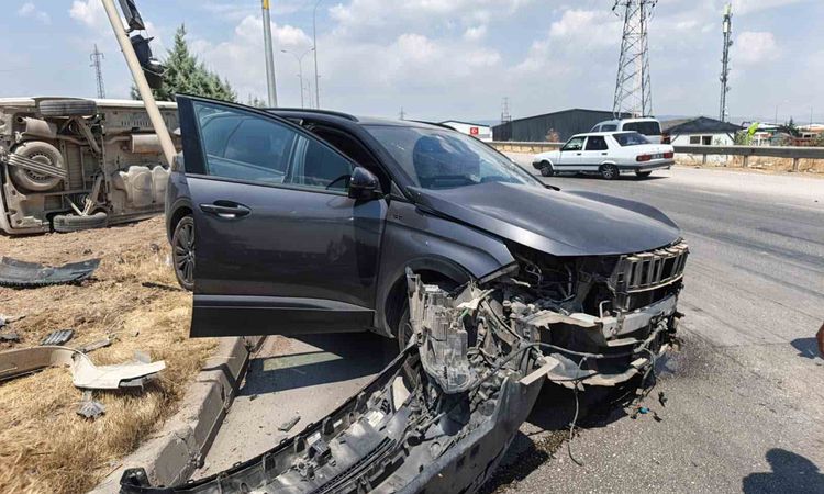 Son Gelişme: Kahramanmaraş'ta İki Araç Çarpıştı: 3 Yaralı - Son Dakika Haberleri ve Merak Edilenler
