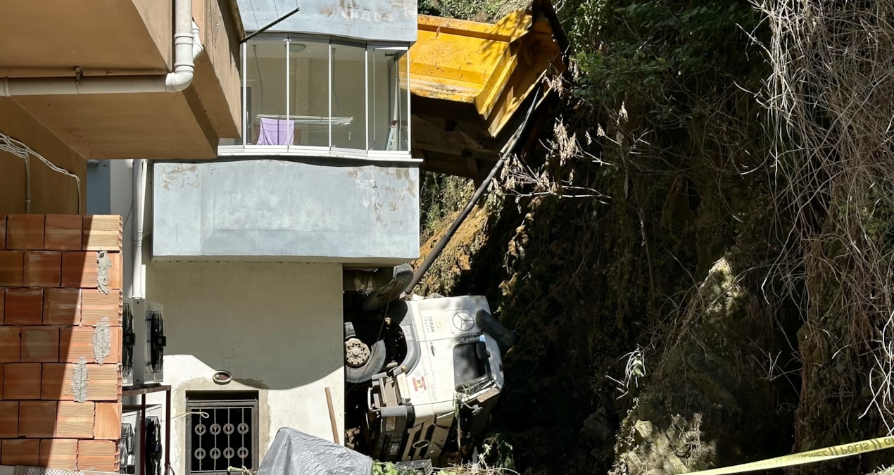 Ayrıntılar Netleşti: Kamyon istinat duvarından devrilip apartmana çarptı; 2 daire hasar aldı - Haberleri