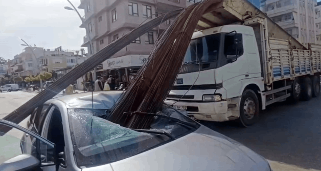 Sıcak Gündem: Kamyondaki demirler otomobile saplandı: Feci anlar kamerada! - Haberleri - Son Dakika Bilgileri