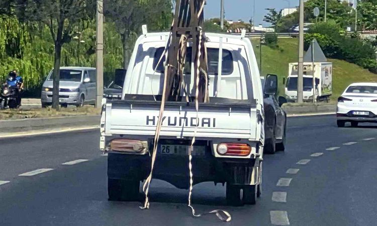 Strips hanging from the truck endangered traffic - Last Minute