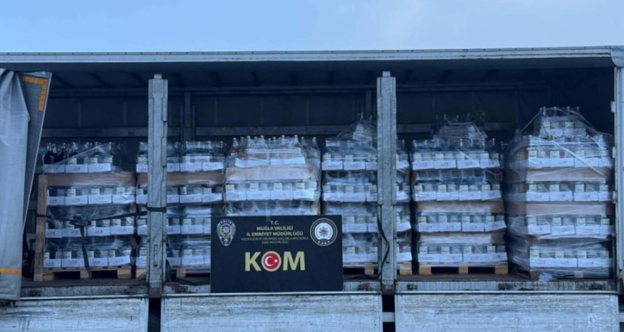 Kamyonet kasasında binlerce litre sahte içki ele geçirildi - Son Dakika Haberleri ve Merak Edilenler