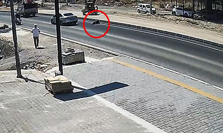 Kamyonetin çarptığı yaya ağır yaralandı; 16 yaşındaki sürücü gözaltında - Haberleri | İşte Tüm Ayrıntılar
