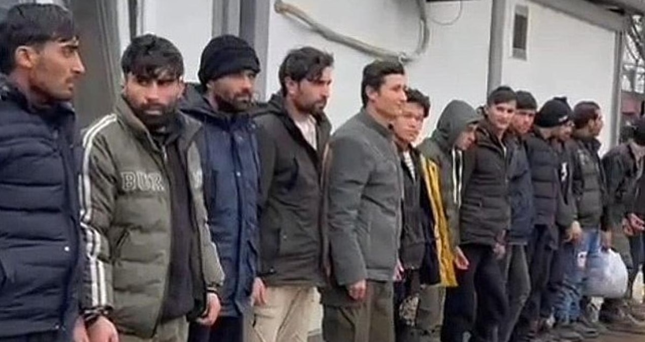Son Gelişme: Kamyonetin kasasından dehşet çıktı: 20 göçmen kapalı kasada yakalandı - Son Dakika: Gelişmeler Ta