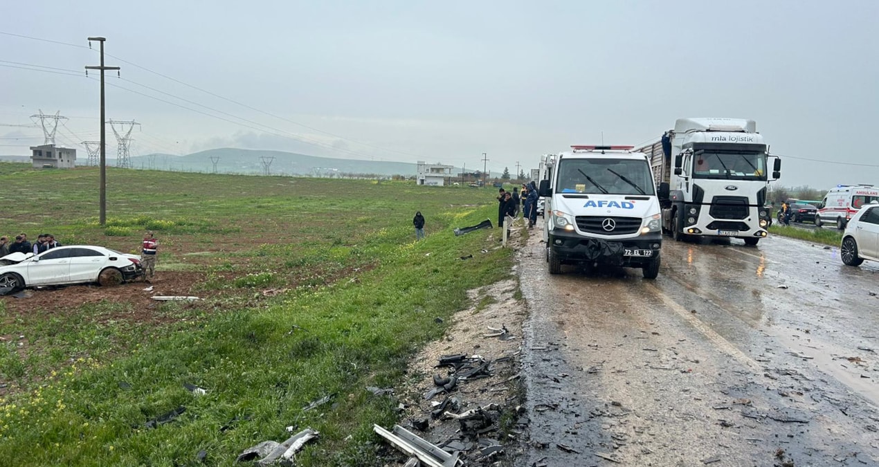 Kamyonetle çarpışan otomobil tarlaya yuvarlandı; 2 ölü, 3 ağır yaralı - Haberleri