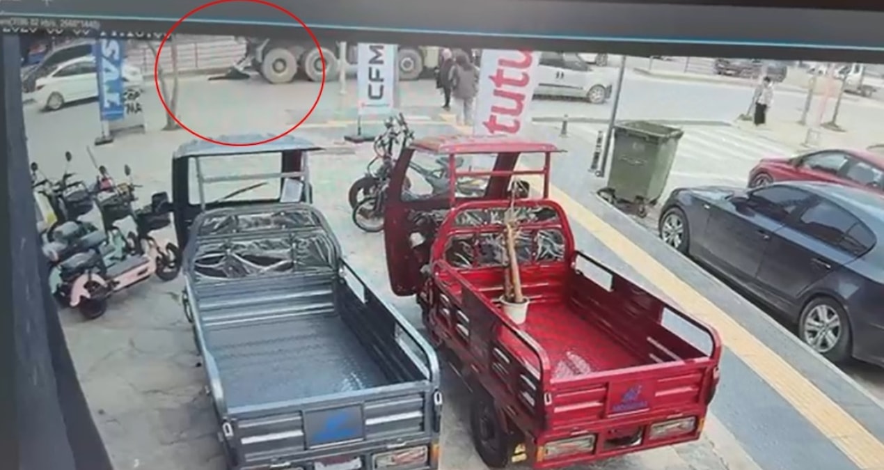 Ayrıntılar Netleşti: Kamyonun altında kalan yaya can verdi: Kaza anı kamerada - En Son Haber
