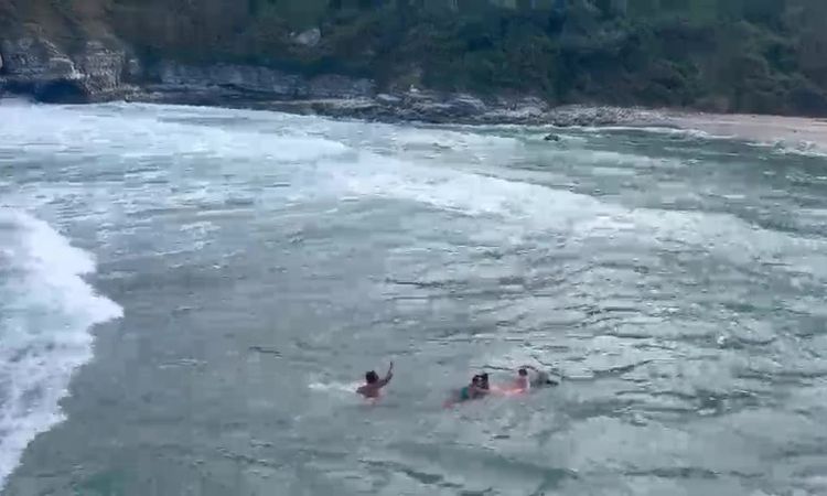 Kritik Açıklama: Kandıra'da Yasağa Rağmen Denize Giren Baba ve 2 Çocuğu Kurtarıldı - Son Dakika