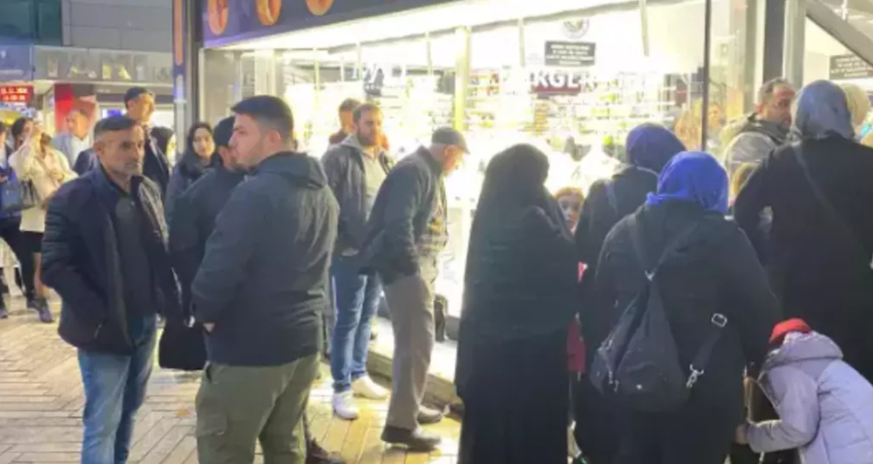 Son Gelişme: Kapalıçarşı'da uzun kuyruklar oluştu: Yatırımcılar iki tür altın için kapıştı - En Son Haber - So