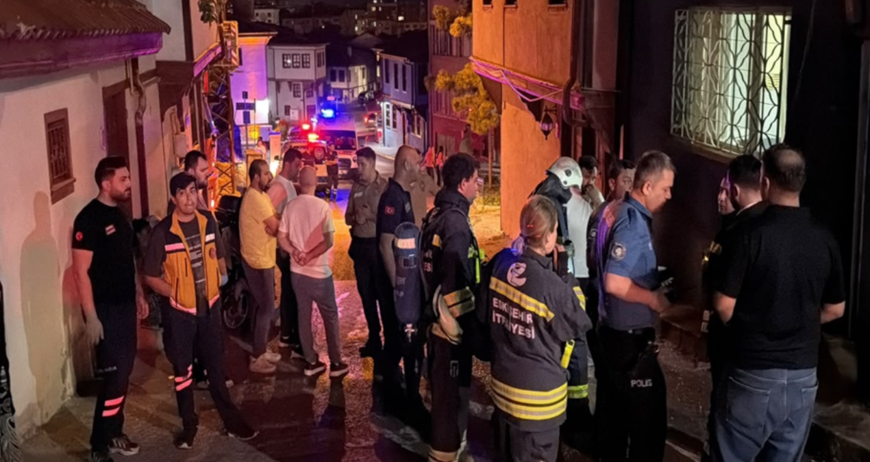 Hooded suspect poured gasoline in front of the house and set it on fire - Latest News