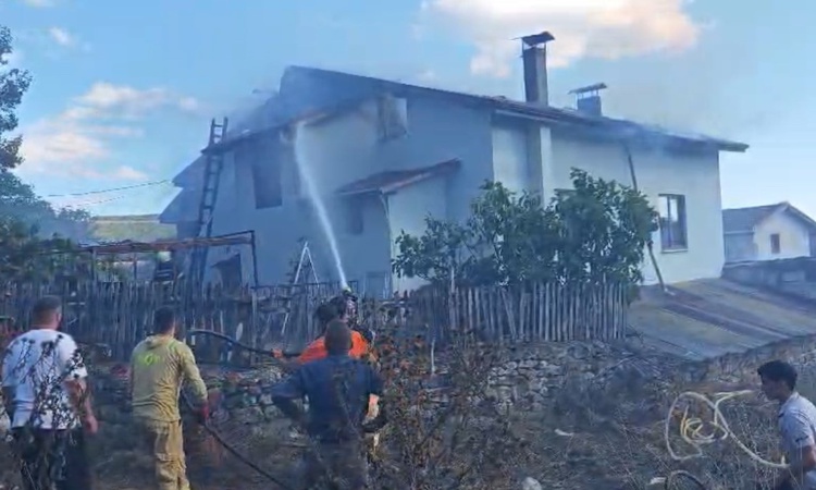 Karabük Safranbolu'da evin çatısında çıkan yangın itfaiye ekiplerince söndürüldü