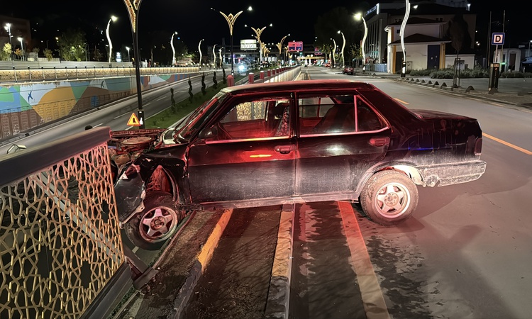 Karabük'te korkuluklara çarpan otomobilin sürücüsü yaralanarak hastaneye kaldırıldı - Son Dakika Bilgileri