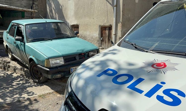 The driver who did not obey the "stop" warning of the police in Karabük abandoned his vehicle and ran away - Last Minute