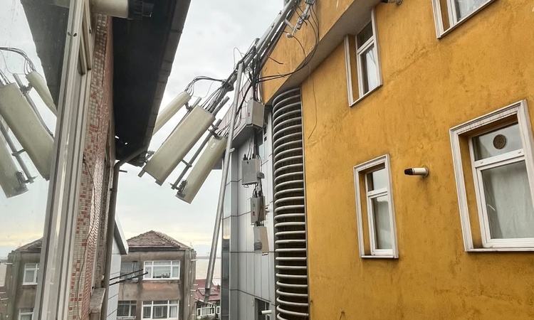 Karadeniz Ereğli'de kuvvetli rüzgar çatı katındaki baz istasyonunu yıktı - Son Dakika Bilgileri