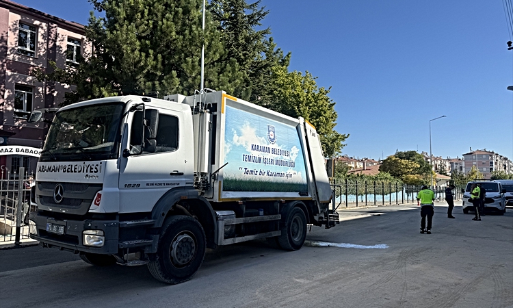 Karaman'da çöp kamyonundan düşen 2 temizlik işçisi yaralandı