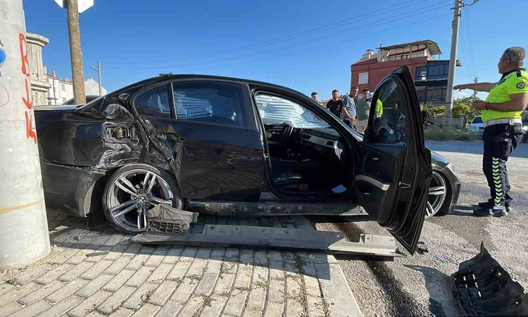 Gündemden Son Bilgiler: Karaman'da kavşakta çarpışma: 5 yaralı - Son Dakika Haberleri