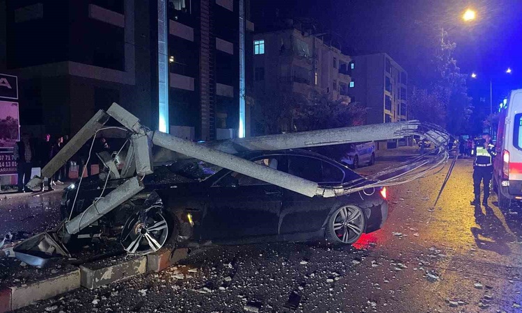 Karaman'da kontrolden çıkan otomobil beton direğe çarptı, 2 kişi yaralandı. - Son Dakika Bilgileri