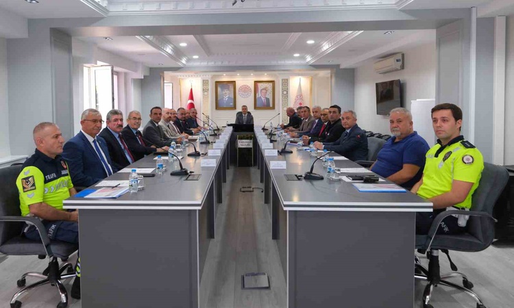 Karaman'da trafik güvenliği toplantısında Vali Çiçek sürücülere çağrı yaptı | İşte Tüm Ayrıntılar