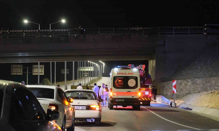 Karaman'da üst geçitte intihara kalkışan genç jandarma tarafından kurtarıldı - Son Dakika Bilgileri