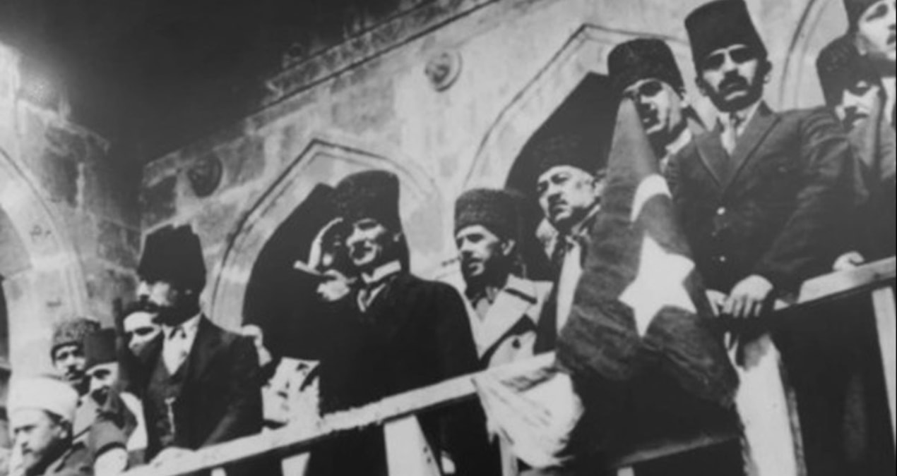 Gündemden Son Bilgiler: Karanlığa karşı çizdiğin yoldan ayrılmayacağız! Devrim 102 yaşında - En Son Haber ve M