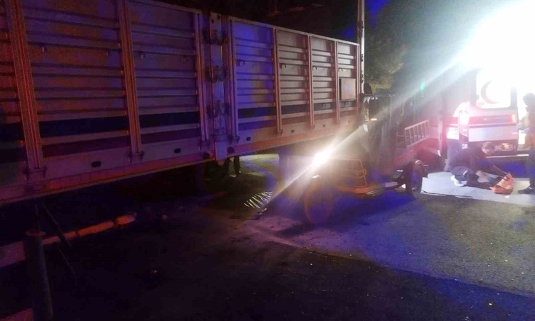 Karapınar'da üç tekerlekli motosiklet römorka çarptı, sürücünün hayati tehlikesi var - Son Dakika Bilgileri